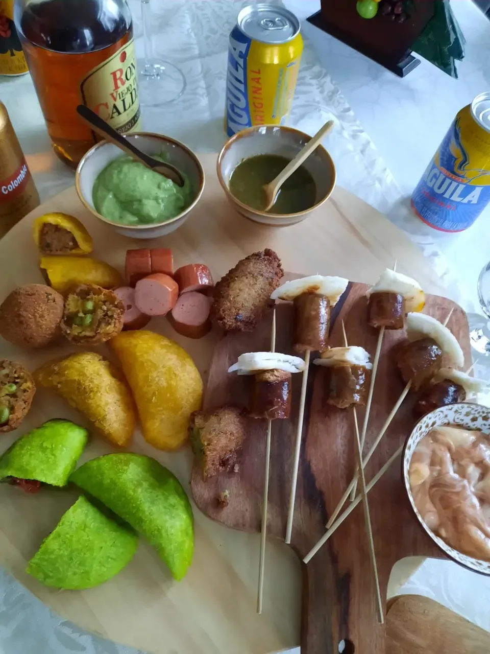 Borrelplank met Colombiaanse snacks en hapjes