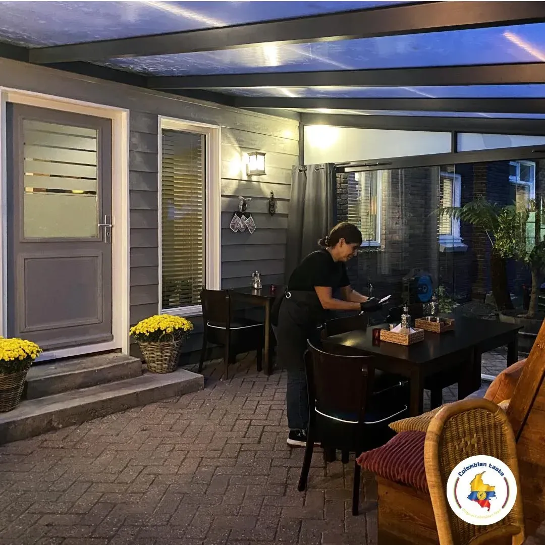Vooraanzicht van het restaurant aan huis van Colombian Taste