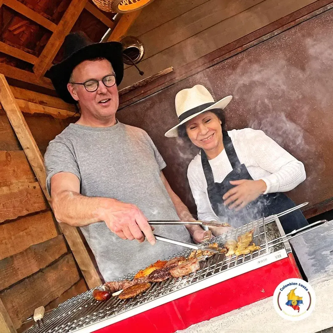 Grillen bij Colombian Taste: vlees en kipspiesen op de barbecue onder de overkapping